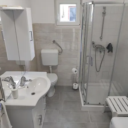 Apartment Na Zeleni Cesti / On The Road Dekani