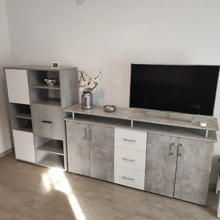 Apartment Na Zeleni Cesti / On The Road