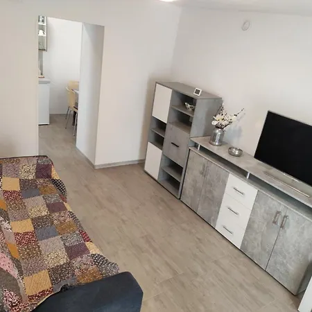 Na Zeleni Cesti / On The Road Apartment *