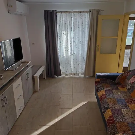 Apartment Na Zeleni Cesti / On The Road