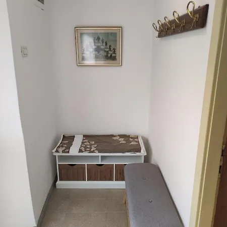 Na Zeleni Cesti / On The Road * Dekani