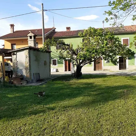 Na Zeleni Cesti / On The Road Apartment *